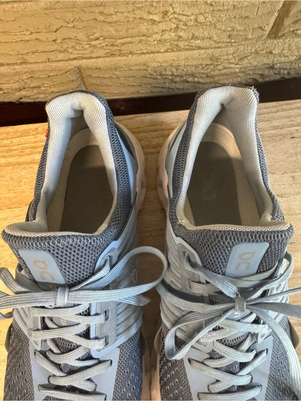 On cloud running shoes women 10